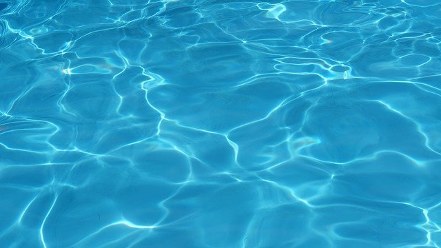 hladina vody v bazénu