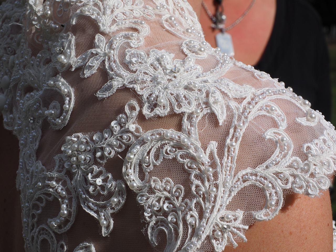 detail svatebních šatů 