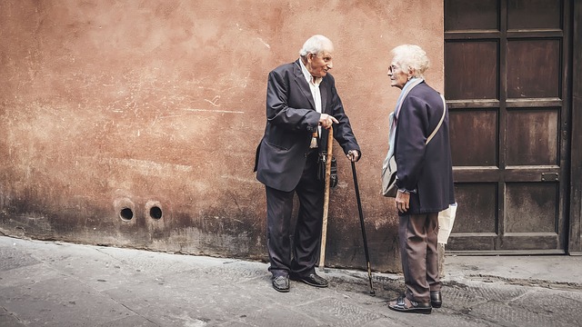 důchodci na ulici