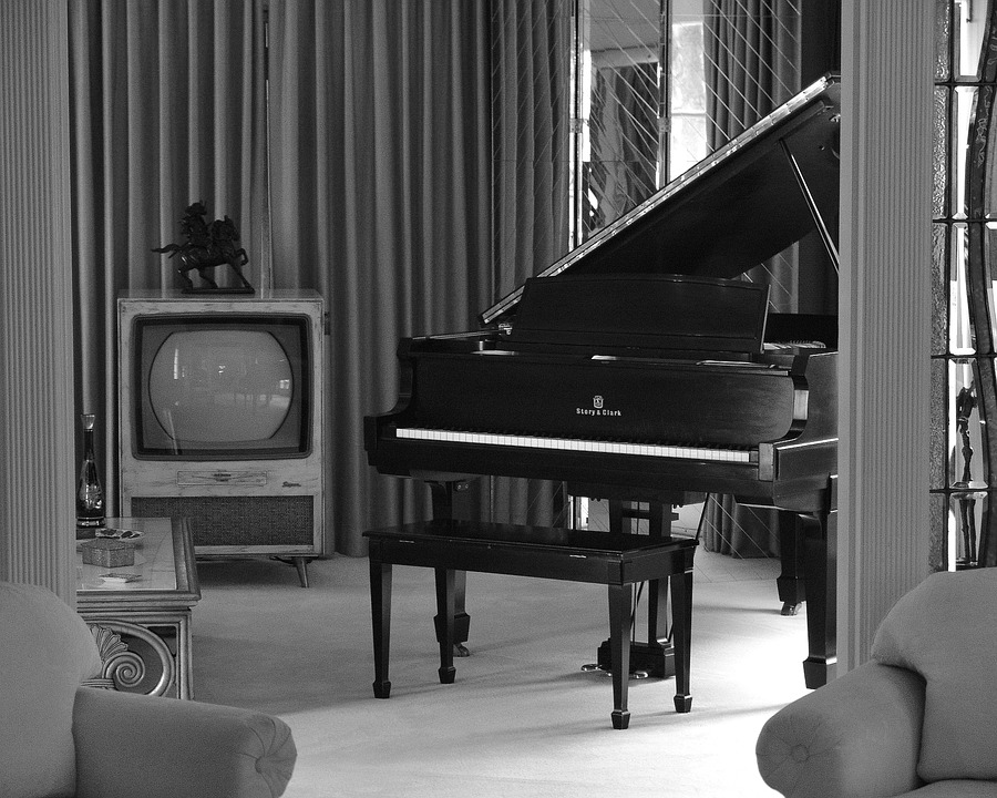 klavír v pokoji